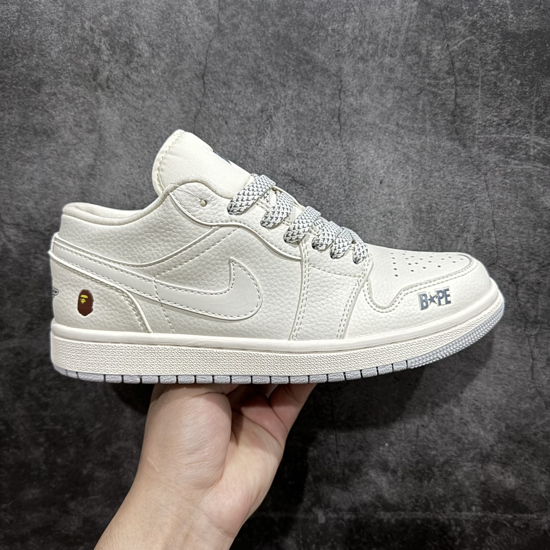 定制版BapexAirJordan1Low米白灰底此款主张打破传统的工业化流水线设计限制以Madebyi