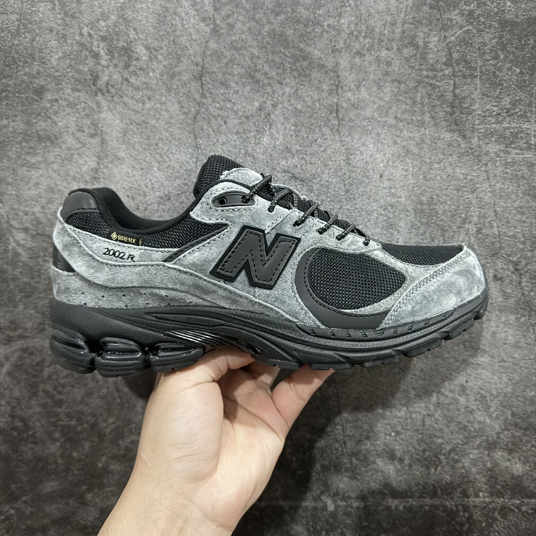 【小PF纯原】New Balance 2002R NB2002 男女休闲慢跑鞋 M2002RXZnn原pf纯原工厂出品n保留原有的版型 清洁度和品质n材料有微调整 价格更具性价比n日韩出口特供订单配套商长期套现长期补货 全新货品正常出厂触屏不到的单价 超级跑量款全套原楦原纸板原厂数据开发 进口三明治网面原装进口翻毛皮料正确绒感卡色 正确中底拉帮中底网布细节 采用轻质牛剖革拼接透气网眼衬垫织物鞋面材质 T-Beam大底提供足步弓支撑 保持步态稳定 后跟搭载外露缓震胶 鞋身整体以各种深浅不一的灰色覆盖 鞋头以淡蓝色调装饰 网眼衬垫通过不规律的色块实现做旧的美感 泛黄的鞋底更是进一步增添了复古气息  尺码：36 37 37.5 38 38.5 39.5 40 40.5 41.5 42 42.5 43 44 44.5 45 编码：NM240260-莆田鞋批发中心