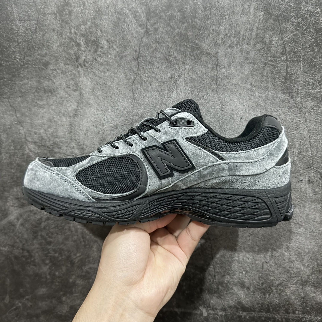 图片[2]-【小PF纯原】New Balance 2002R NB2002 男女休闲慢跑鞋 M2002RXZnn原pf纯原工厂出品n保留原有的版型 清洁度和品质n材料有微调整 价格更具性价比n日韩出口特供订单配套商长期套现长期补货 全新货品正常出厂触屏不到的单价 超级跑量款全套原楦原纸板原厂数据开发 进口三明治网面原装进口翻毛皮料正确绒感卡色 正确中底拉帮中底网布细节 采用轻质牛剖革拼接透气网眼衬垫织物鞋面材质 T-Beam大底提供足步弓支撑 保持步态稳定 后跟搭载外露缓震胶 鞋身整体以各种深浅不一的灰色覆盖 鞋头以淡蓝色调装饰 网眼衬垫通过不规律的色块实现做旧的美感 泛黄的鞋底更是进一步增添了复古气息  尺码：36 37 37.5 38 38.5 39.5 40 40.5 41.5 42 42.5 43 44 44.5 45 编码：NM240260-莆田鞋批发中心