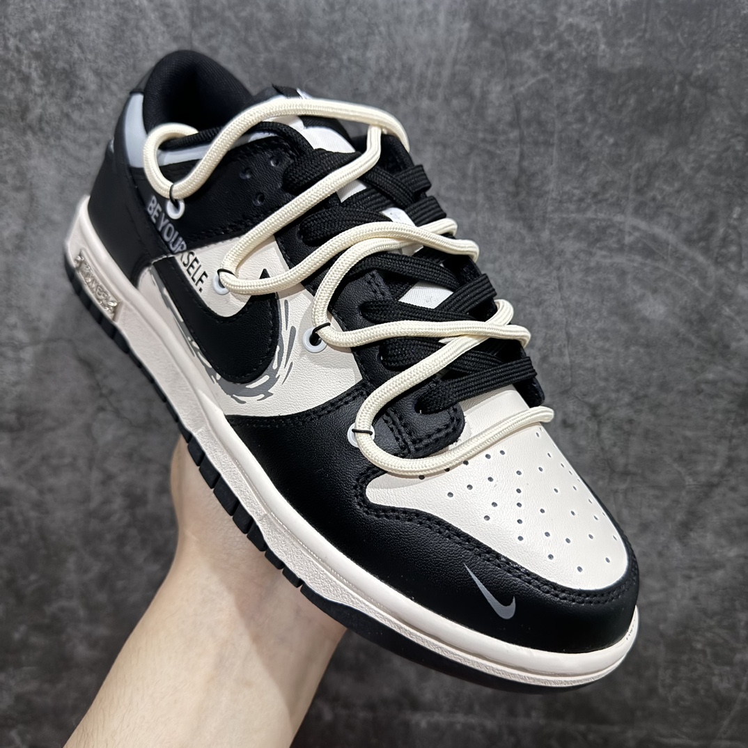 图片[3]-【YC纯原】Nike Dunk Low 金属朋克 黑白金n此款配色以黑色、白色和金色为主色调。鞋身手绘 《速度与激情》 电影元素，搭配金色解构鞋带，增加了鞋子的细节质感和层次感，展现了鞋子的复古百搭感。整体金属朋克感十足，简约而不简单，时尚、复古有个性，日常好穿搭。 货号：DD1391-100 Size：36 36.5 37.5 38 38.5 39 40 40.5 41 42 42.5 43 44 44.5 45 46 编码：HXS300320-鞋库