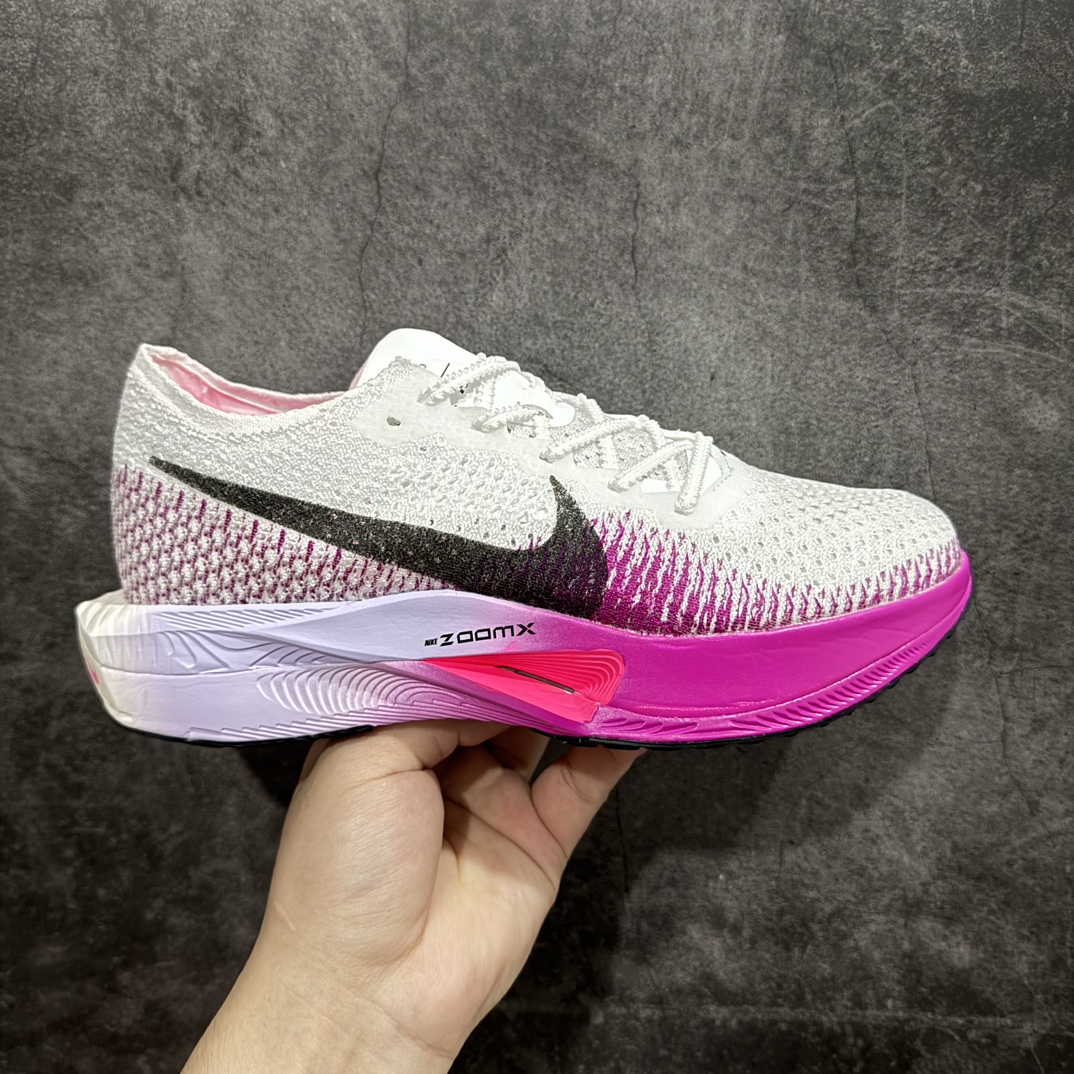 【顶级No.1版】Nike ZoomX Vaporfly Next% 3 破2三代 空气飞行3代系列马拉松轻量超跑竞速运动慢跑鞋 货号：DV4129-104n男鞋真标半码制升级原楦原纸版数据开发版型n采用同源数据开发Flyknit织物融合TPU丝半透明鞋面材质n中底采用ZoomX泡棉+FlyPlate铲型塑料碳板 外置防滑耐磨大底片❗️科技扛鼎，再次提升！ 尺码：39 40 40.5 41 42 42.5 43 44 44.5 45nn近日，Nike全新顶级缓震跑鞋亮相，那就是深受马拉松跑者喜爱的 Nike ZoomX Vaporfly NEXT% 系列新鞋Nike Vaporfly NEXT% 3！从整体结构上看，这一代Vaporfly变化不大，依然是“三明治”结构中底，但细节上确实有了不少变化。最大的改动是将原本的上翘中底改为了钻石切割造型，将外延长度缩短，宽度进行增加，提高了落地稳定性。外底采用华夫格纹路，透过ZoomX泡棉内置的 FlyPlate 碳板清晰可见。 编码：DS390310-莆田鞋批发中心