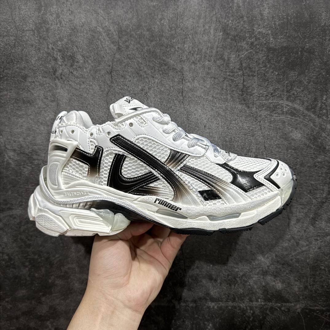 【纯原OK版本】Balenciaga Runner 巴黎世家7.5代 破坏风 手工做旧款复古老爹鞋 灰银色n全新外贸版本 核心配合工厂优势供应该款是通过溢胶 做旧 缝线等细节 展示了设计师 Demna的运动鞋风格 传递复古感 后侧板 翘起的鞋头 展示了 Demna 在结构上的未来构想  尺码：35 36 37 38 39 40 41 42 43 44 45 46 编码：DF500520-莆田鞋批发中心