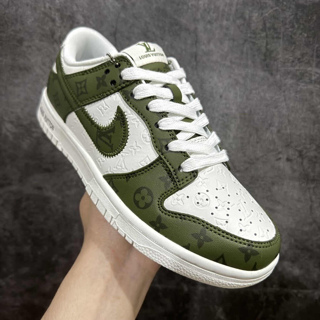 图片[3]-【定制版】Nike SB Dunk Low x Louis Vuitton 白绿满印n纯原大厂出品 极力推荐👏n原装头层材料 独家版型蒸餾加工n帶來的是更好的视觉和脚感体验n大厂纯原品质出货 清洁度 电绣工艺皮料切割干净无任何毛边 细节完美 官方货号：DQ1098 362XK 尺码：36 36.5 37.5 38 38.5 39 40 40.5 41 42 42.5 43 44 44.5 45 编码：HXS340360-鞋库