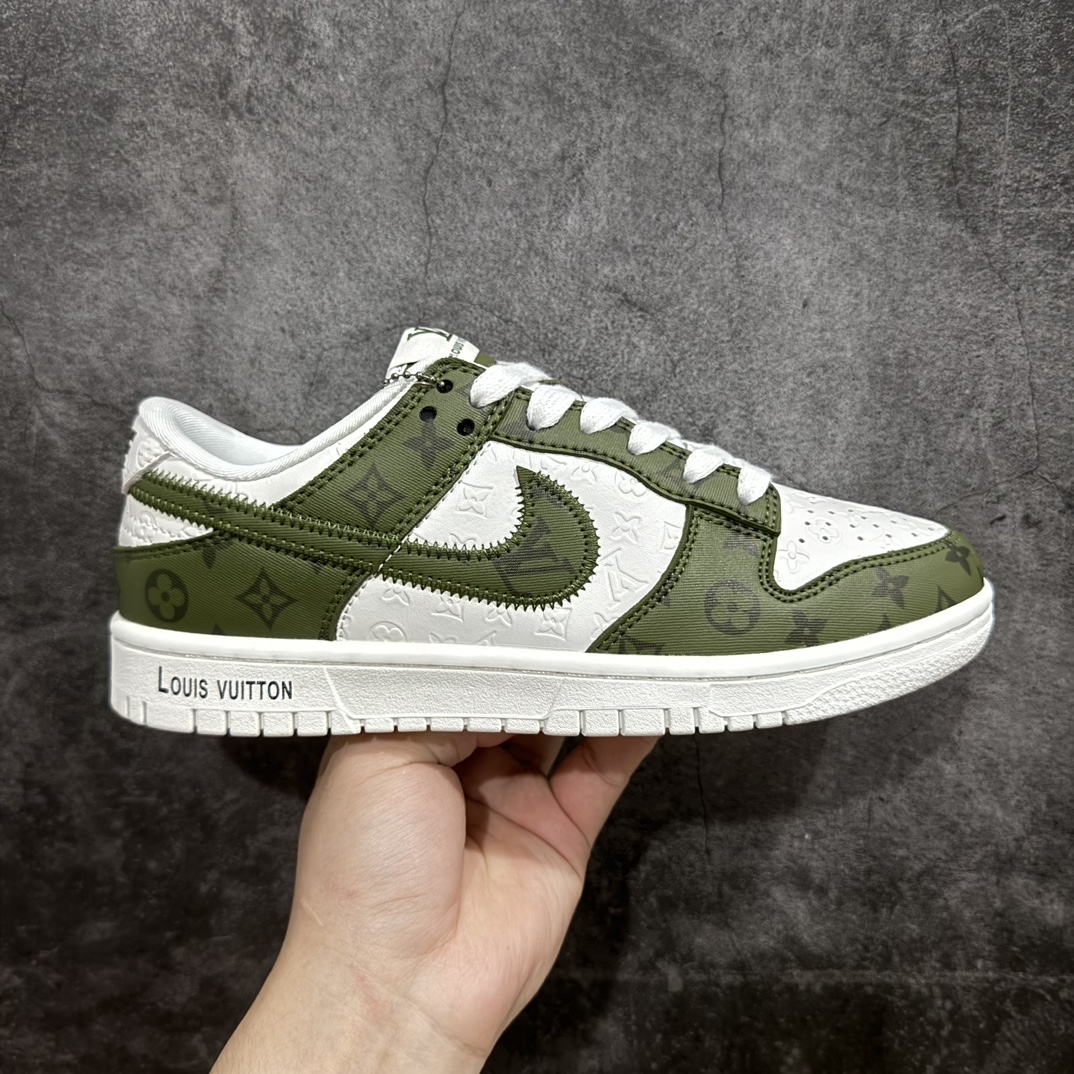 【定制版】Nike SB Dunk Low x Louis Vuitton 白绿满印n纯原大厂出品 极力推荐👏n原装头层材料 独家版型蒸餾加工n帶來的是更好的视觉和脚感体验n大厂纯原品质出货 清洁度 电绣工艺皮料切割干净无任何毛边 细节完美 官方货号：DQ1098 362XK 尺码：36 36.5 37.5 38 38.5 39 40 40.5 41 42 42.5 43 44 44.5 45 编码：HXS340360-鞋库