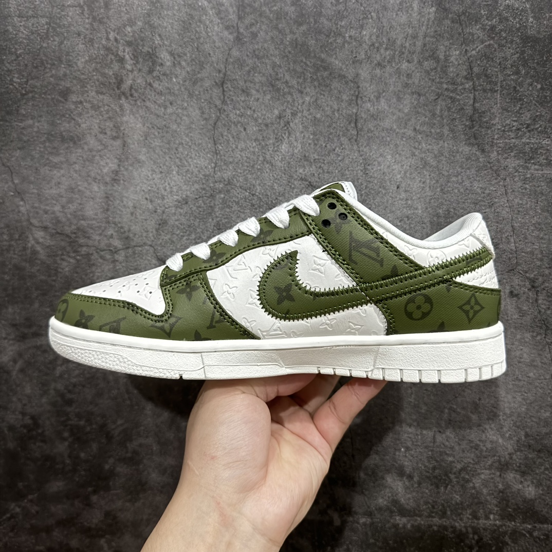 图片[2]-【定制版】Nike SB Dunk Low x Louis Vuitton 白绿满印n纯原大厂出品 极力推荐👏n原装头层材料 独家版型蒸餾加工n帶來的是更好的视觉和脚感体验n大厂纯原品质出货 清洁度 电绣工艺皮料切割干净无任何毛边 细节完美 官方货号：DQ1098 362XK 尺码：36 36.5 37.5 38 38.5 39 40 40.5 41 42 42.5 43 44 44.5 45 编码：HXS340360-鞋库