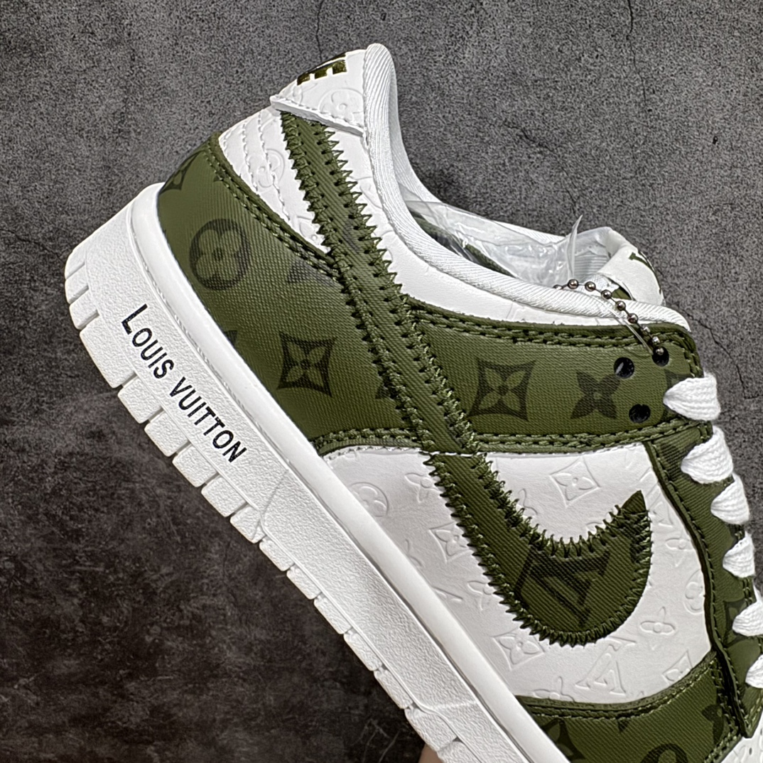 图片[7]-【定制版】Nike SB Dunk Low x Louis Vuitton 白绿满印n纯原大厂出品 极力推荐👏n原装头层材料 独家版型蒸餾加工n帶來的是更好的视觉和脚感体验n大厂纯原品质出货 清洁度 电绣工艺皮料切割干净无任何毛边 细节完美 官方货号：DQ1098 362XK 尺码：36 36.5 37.5 38 38.5 39 40 40.5 41 42 42.5 43 44 44.5 45 编码：HXS340360-鞋库