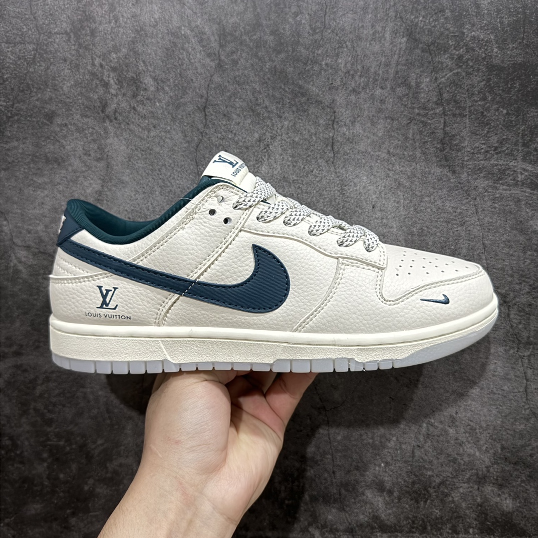 【定制版】Nike SB Dunk Low x Louis Vuitton 白藏青满天星n纯原大厂出品 极力推荐n原装头层材料 独家版型蒸餾加工n帶來的是更好的视觉和脚感体验n大厂纯原品质出货 清洁度 电绣工艺皮料切割干净无任何毛边 细节完美 官方货号：CF3688 004 尺码：36 36.5 37.5 38 38.5 39 40 40.5 41 42 42.5 43 44 44.5 45  编码：HXS320340-鞋库