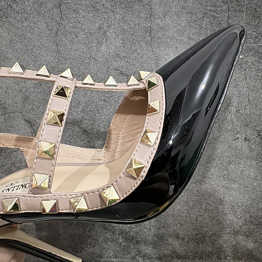 图片[6]-【意产顶级】意大利高奢时装品牌·华伦天奴/Valentino Garavani Rockstud Pumps For Women Shoes 系列二环绕式踝带铆钉漆皮系带女士高跟鞋 亮皮金铆钉 WS0375VNWP45 VALENTINO GARAVANI ROCKSTUD 漆皮系带铆钉高跟鞋n- 金属工艺效果处理铆钉n- 对比效果粉扑色软羊革绲边和系带n- 可调节搭扣开合n- 鞋跟高：6.5 厘米 尺码：35-39 编码：HL400430-莆田鞋批发中心