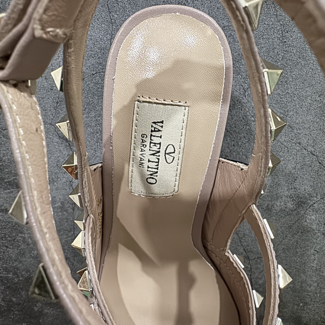 图片[8]-【意产顶级】意大利高奢时装品牌·华伦天奴/Valentino Garavani Rockstud Pumps For Women Shoes 系列二环绕式踝带铆钉漆皮系带女士高跟鞋 亮皮金铆钉 WS0375VNWP45 VALENTINO GARAVANI ROCKSTUD 漆皮系带铆钉高跟鞋n- 金属工艺效果处理铆钉n- 对比效果粉扑色软羊革绲边和系带n- 可调节搭扣开合n- 鞋跟高：6.5 厘米 尺码：35-39 编码：HL400430-莆田鞋批发中心