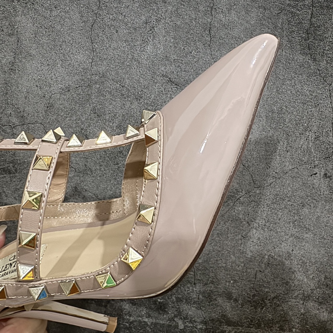 图片[5]-【意产顶级】意大利高奢时装品牌·华伦天奴/Valentino Garavani Rockstud Pumps For Women Shoes 系列二环绕式踝带铆钉漆皮系带女士高跟鞋 亮皮金铆钉 WS0375VNWP45 VALENTINO GARAVANI ROCKSTUD 漆皮系带铆钉高跟鞋n- 金属工艺效果处理铆钉n- 对比效果粉扑色软羊革绲边和系带n- 可调节搭扣开合n- 鞋跟高：6.5 厘米 尺码：35-39 编码：HL400430-莆田鞋批发中心