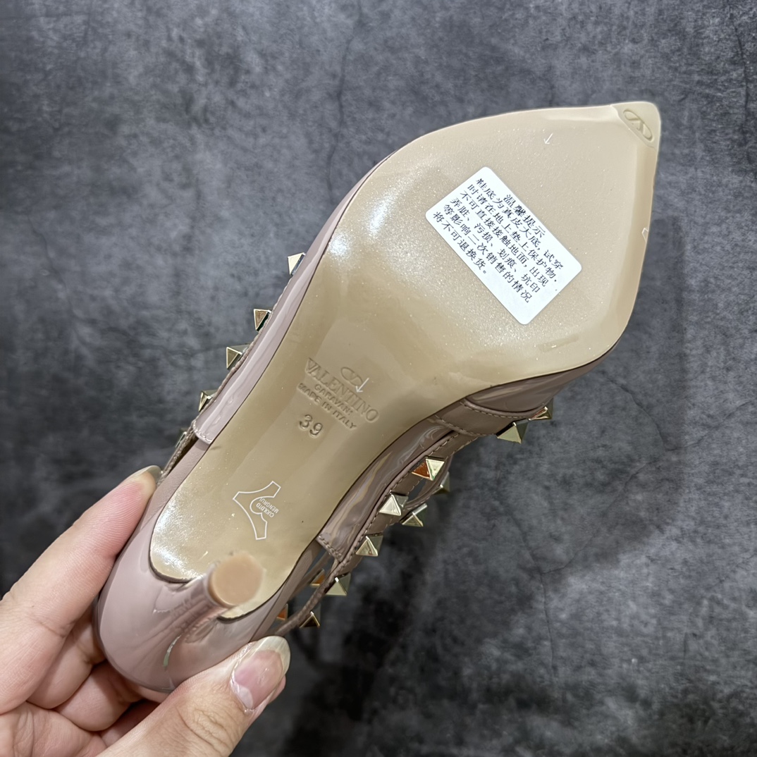 图片[8]-【意产顶级】意大利高奢时装品牌·华伦天奴/Valentino Garavani Rockstud Pumps For Women Shoes 系列二环绕式踝带铆钉漆皮系带女士高跟鞋 亮皮金铆钉 WS0375VNWP45 VALENTINO GARAVANI ROCKSTUD 漆皮系带铆钉高跟鞋n- 金属工艺效果处理铆钉n- 对比效果粉扑色软羊革绲边和系带n- 可调节搭扣开合n- 鞋跟高：6.5 厘米 尺码：35-39 编码：HL400430-鞋库