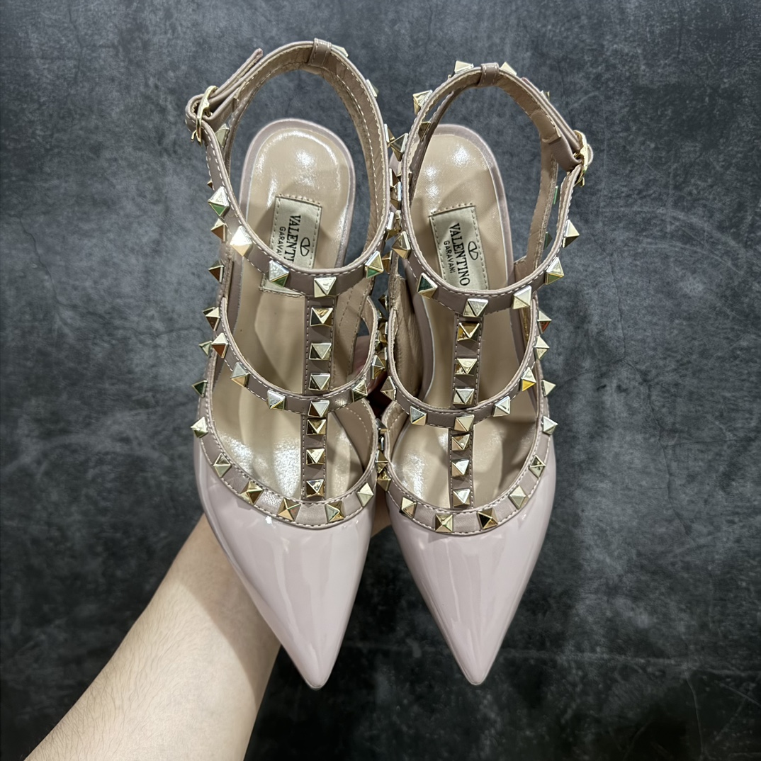 图片[9]-【意产顶级】意大利高奢时装品牌·华伦天奴/Valentino Garavani Rockstud Pumps For Women Shoes 系列二环绕式踝带铆钉漆皮系带女士高跟鞋 亮皮金铆钉 WS0375VNWP45 VALENTINO GARAVANI ROCKSTUD 漆皮系带铆钉高跟鞋n- 金属工艺效果处理铆钉n- 对比效果粉扑色软羊革绲边和系带n- 可调节搭扣开合n- 鞋跟高：6.5 厘米 尺码：35-39 编码：HL400430-莆田鞋批发中心