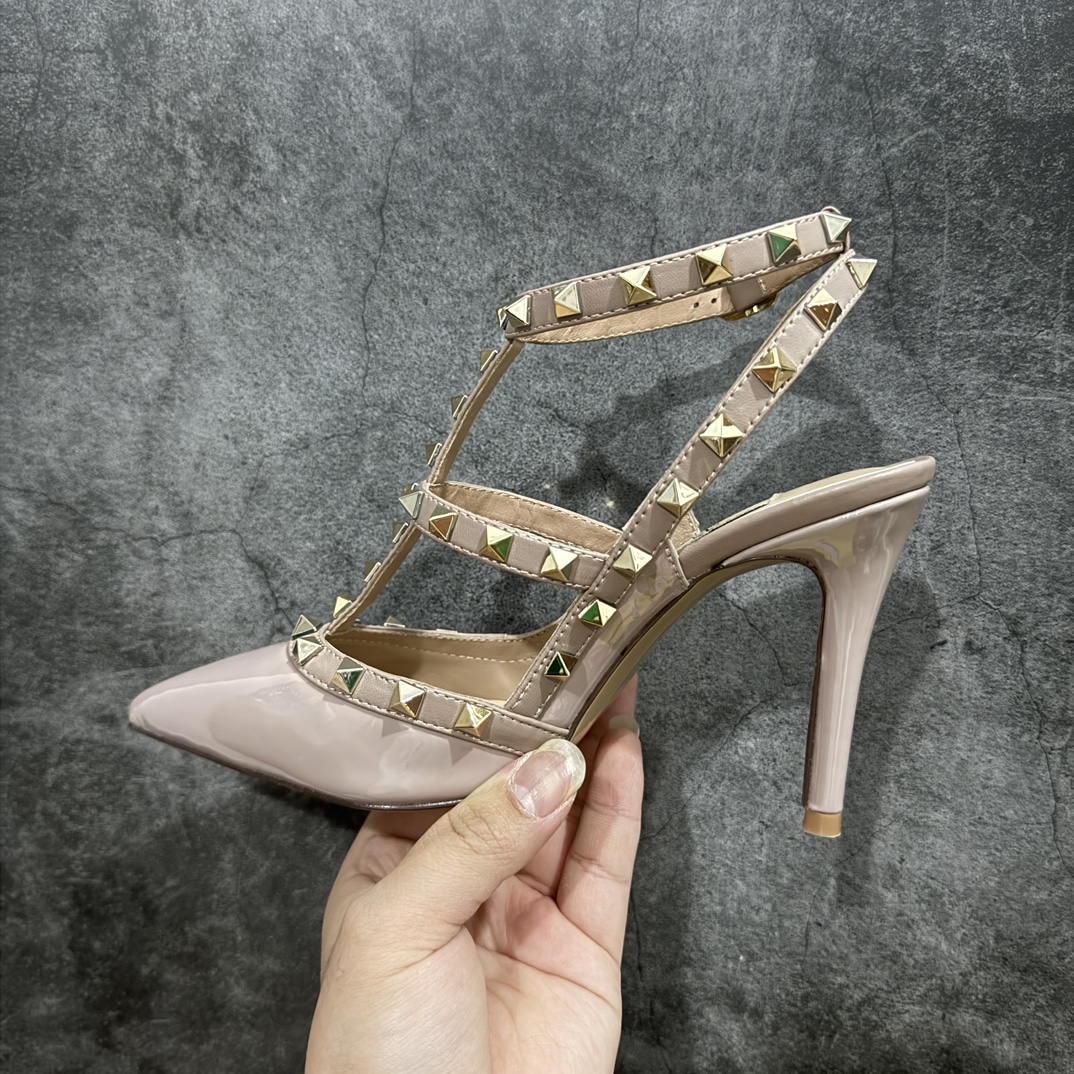 图片[2]-【意产顶级】意大利高奢时装品牌·华伦天奴/Valentino Garavani Rockstud Pumps For Women Shoes 系列二环绕式踝带铆钉漆皮系带女士高跟鞋 亮皮金铆钉 WS0375VNWP45 VALENTINO GARAVANI ROCKSTUD 漆皮系带铆钉高跟鞋n- 金属工艺效果处理铆钉n- 对比效果粉扑色软羊革绲边和系带n- 可调节搭扣开合n- 鞋跟高：6.5 厘米 尺码：35-39 编码：HL400430-莆田鞋批发中心