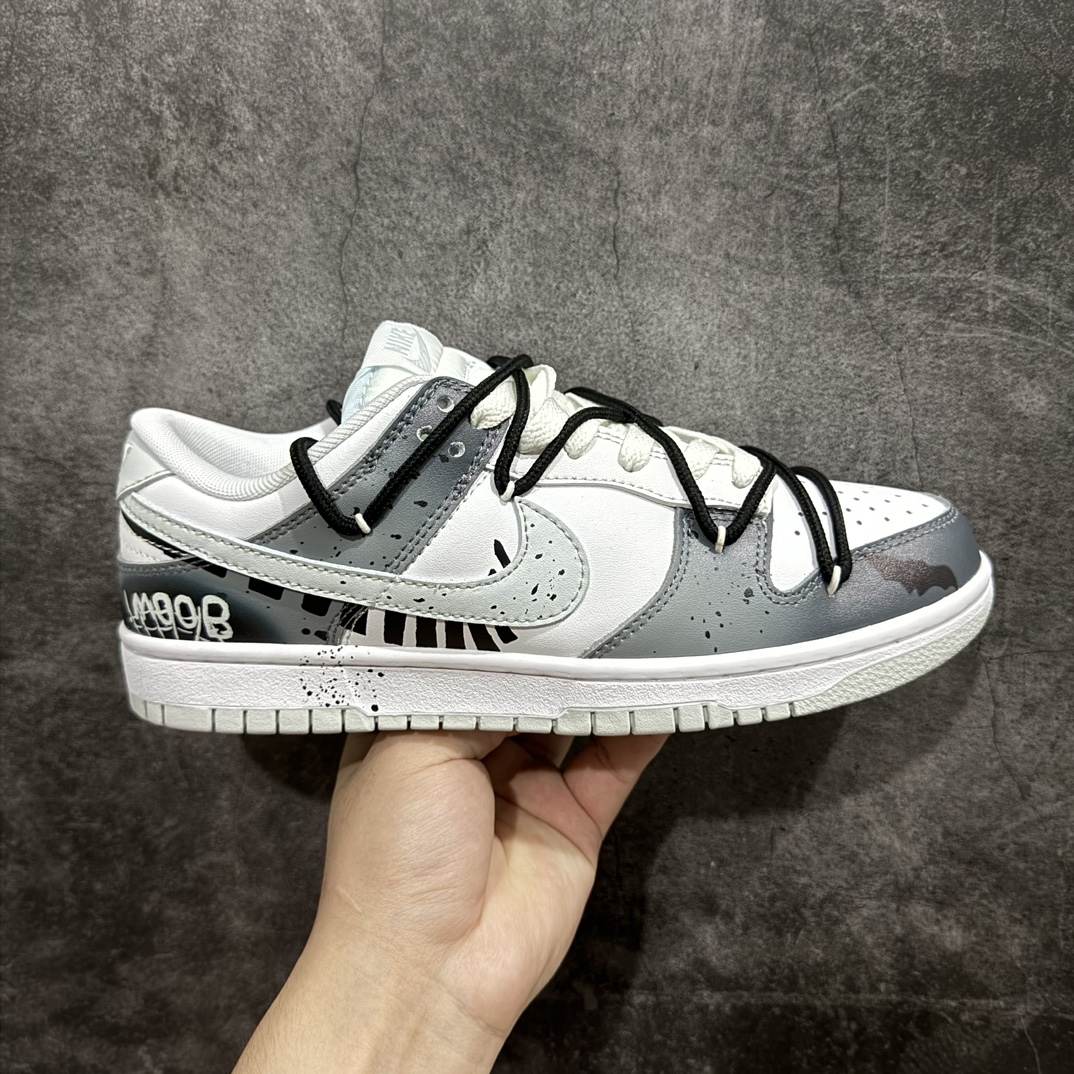 【DIY定制礼盒版】Nike SB Dunk Low 泼墨涂鸦 双钩 万圣节十字架白灰n纯原大厂出品 极力推荐n原装头层材料 独家版型蒸餾加工n帶來的是更好的视觉和脚感体验n大厂纯原品质出货 清洁度 电绣工艺皮料切割干净无任何毛边 细节完美n 官方货号：DV0831 101 尺码：36 36.5 37.5 38 38.5 39 40 40.5 41 42 42.5 43 44 44.5 45 46 编码：JP330350-莆田鞋批发中心