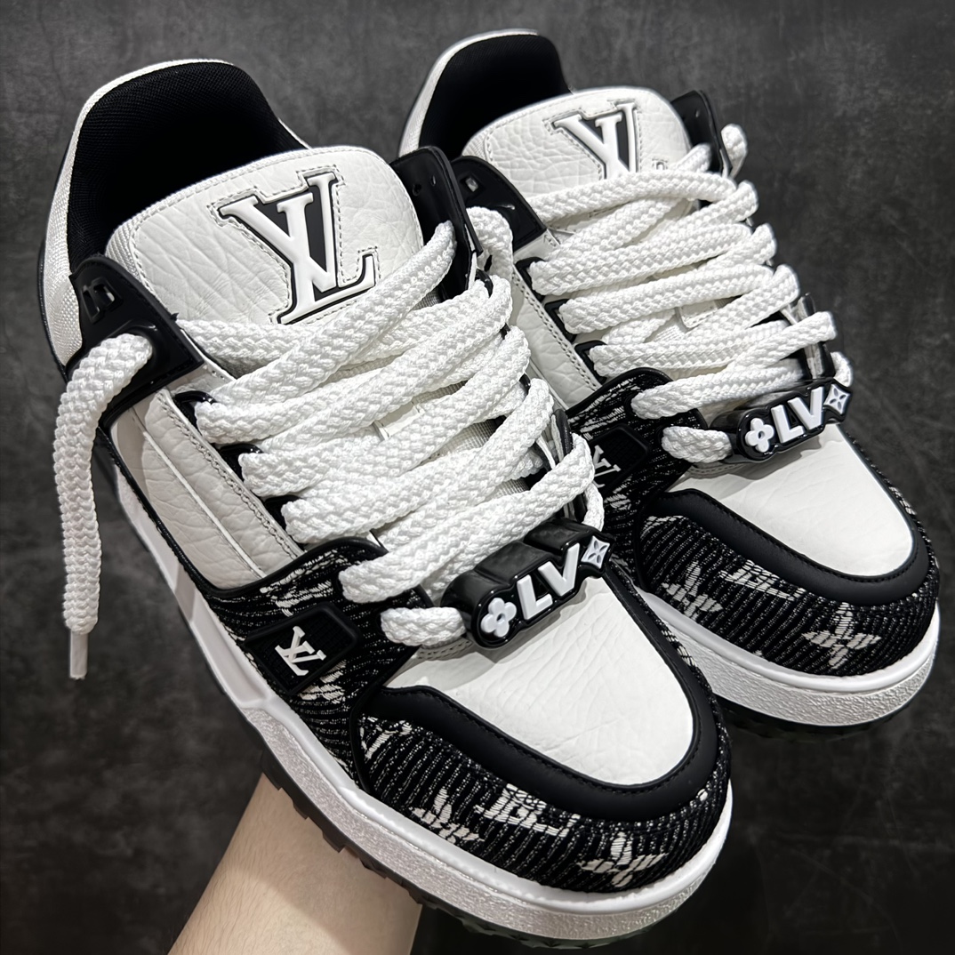 【佛山顶级超A版】Louis Vuitton LV Trainer系列 黑牛仔胖丁n本地仓库现货 当天可取n私人订单 专柜混卖零售专供n所有配色均为购买原版复刻n整体版型 皮料 市场独一无二后跟版型都可以自行对比[机智]吊打市场所有货n怒甩十条街，欢迎拿市场各大工厂的货来对比！n鞋舌烫金超正 压印程度秒杀市面90%以上的高端货n新配色陆续开发出货  尺码：35-45   编码：T1550580-莆田鞋批发中心