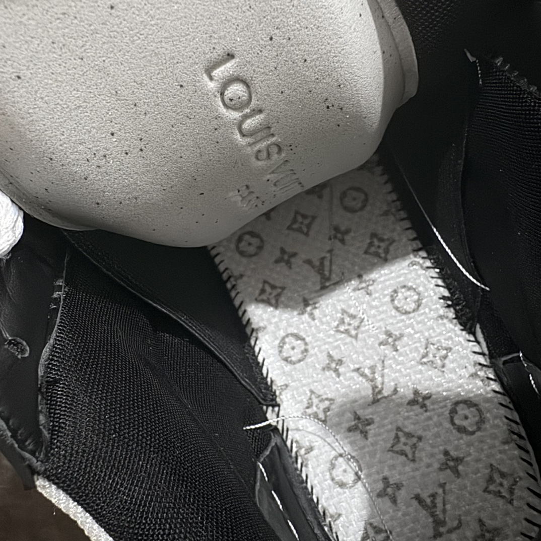 图片[8]-【佛山顶级超A版】Louis Vuitton LV Trainer系列 黑牛仔胖丁n本地仓库现货 当天可取n私人订单 专柜混卖零售专供n所有配色均为购买原版复刻n整体版型 皮料 市场独一无二后跟版型都可以自行对比[机智]吊打市场所有货n怒甩十条街，欢迎拿市场各大工厂的货来对比！n鞋舌烫金超正 压印程度秒杀市面90%以上的高端货n新配色陆续开发出货  尺码：35-45   编码：T1550580-莆田鞋批发中心