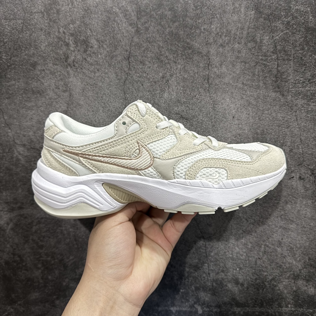 【公司级】耐克Nike  AL8\”Sail Light Bone\”系列低帮复古百搭厚底老爹风休闲运动慢跑鞋“米白骨白”FJ3794-102nn男女鞋真标半码制n原楦开发版型 采用环保绒面革与网织布鞋面材质n中底嵌入高密MD缓震物料 外置橡胶防滑底片❗️n又一款经典耐穿的老爹鞋来啦！nNike  AL8 运动鞋气垫缓震老爹鞋舒适有型，让你尽享畅动时光。该鞋款采用匠心设计，尽显流畅律动，为不同造型增添盎然意趣。舒适鞋底搭载 Air Max 技术，结合自然美学，缔造脚踏实地的出众体验。 尺码：36 36.5 37.5 38 38.5 39 40 40.5 41 42 42.5 43 44 44.5 45 编码：777250270-鞋库