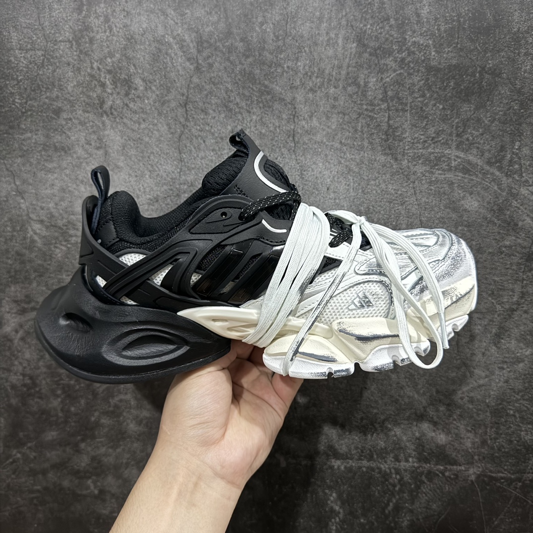 【纯原版】阿迪达斯Adidas XLG Runner Deluxe 跑步者豪华版系列低帮厚底增高老爹风复古缓震休闲运动慢跑鞋“拼接白黑太极做旧版”IH0068nn男女鞋真标半码制n原楦原纸版开发版型n采用硬质牛剖革组合牛津布鞋面材质n搭载减震科技恢复性高密EVA中底,防滑耐磨RB橡胶外底❗️nn 尺码：35⅔ 36 36⅔ 37⅓ 38 38⅔ 39⅓ 40 40⅔ 41⅓ 42 42⅔ 43⅓ 44 44⅔ 45nn阿迪「巴黎世家3XL」平替来了！n自从阿迪达斯和巴黎世家合作后，没少出双方联名的平替。n结果根据最新情报，阿迪现在已经把手伸到了巴家爆款3XL的身上，新鞋Xlg Runner Deluxe实物曝光，emm，鞋款整体一眼丁真是巴黎世家Track＋3XL大底的缝合怪版本，要不是鞋侧明晃晃的adidas三道杠Logo，估计各位看了都得蒙。这波不能说是完全复制巴黎世家，但也多少有点借鉴的味道了。新鞋基本就是在阿迪经典\”Climacool\”鞋款的基础上，升级了Boots大底以及加入了\”巴味\”设计元素…n 编码：MZ280300-鞋库