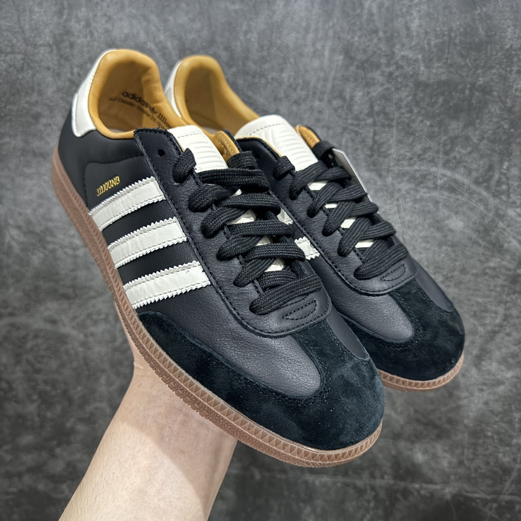 【总裁版】JJJJound x AD Originals Samba Classic\”Studded Pack Black\”桑巴舞系列绅士德训足球风百搭低帮休闲运动板鞋 联名黑白 ID8707 好货不怕晚 原厂进口\”PrimeAsia\”山羊皮（纹理自然）原厂台湾进口短绒猪巴革 全套原厂纸板冲刀加持 独家原档案私模RB橡胶大底 含胶量硬度原鞋一致 正确拉帮鞋垫背胶 原厂标裁支持鉴定 高密度丽新布中底 内置环保海玻璃鞋垫 全鞋电脑针车零偏差 产品品控稳定性领先行业 原厂港宝加持定型后跟R度完美 JJJJound x Originals联名鞋 作为合作企划里的金字招牌JJJJound 善于利用自己的极简美学挖掘品牌的全新风貌 本次 JJJJound 携手 Originals 选用大热鞋款 Samba 为蓝本 将鞋款的街头气质无痕转变为「静奢风」 鞋款肉眼可见的被赋予了难得的质感 黑白两色都采用了黄色优质皮革内衬以呼应生胶大底 取消了鞋舌的 Logo 转而采用压纹处理使得鞋款整体氛围更加静谧、奢华 同时为了彰显本次合作鞋款的身份 双方合作标识和 JJJJound Logo 被分别印在鞋口内侧和鞋垫上SIZE：36 36.5 37.5 38 38.5 39 40 40.5 41 42 42.5 43 44 44.5 45 46 46.5 编码：MK310330-鞋库