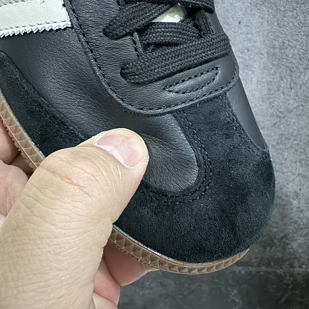 图片[4]-【总裁版】JJJJound x AD Originals Samba Classic\”Studded Pack Black\”桑巴舞系列绅士德训足球风百搭低帮休闲运动板鞋 联名黑白 ID8707 好货不怕晚 原厂进口\”PrimeAsia\”山羊皮（纹理自然）原厂台湾进口短绒猪巴革 全套原厂纸板冲刀加持 独家原档案私模RB橡胶大底 含胶量硬度原鞋一致 正确拉帮鞋垫背胶 原厂标裁支持鉴定 高密度丽新布中底 内置环保海玻璃鞋垫 全鞋电脑针车零偏差 产品品控稳定性领先行业 原厂港宝加持定型后跟R度完美 JJJJound x Originals联名鞋 作为合作企划里的金字招牌JJJJound 善于利用自己的极简美学挖掘品牌的全新风貌 本次 JJJJound 携手 Originals 选用大热鞋款 Samba 为蓝本 将鞋款的街头气质无痕转变为「静奢风」 鞋款肉眼可见的被赋予了难得的质感 黑白两色都采用了黄色优质皮革内衬以呼应生胶大底 取消了鞋舌的 Logo 转而采用压纹处理使得鞋款整体氛围更加静谧、奢华 同时为了彰显本次合作鞋款的身份 双方合作标识和 JJJJound Logo 被分别印在鞋口内侧和鞋垫上SIZE：36 36.5 37.5 38 38.5 39 40 40.5 41 42 42.5 43 44 44.5 45 46 46.5 编码：MK310330-鞋库