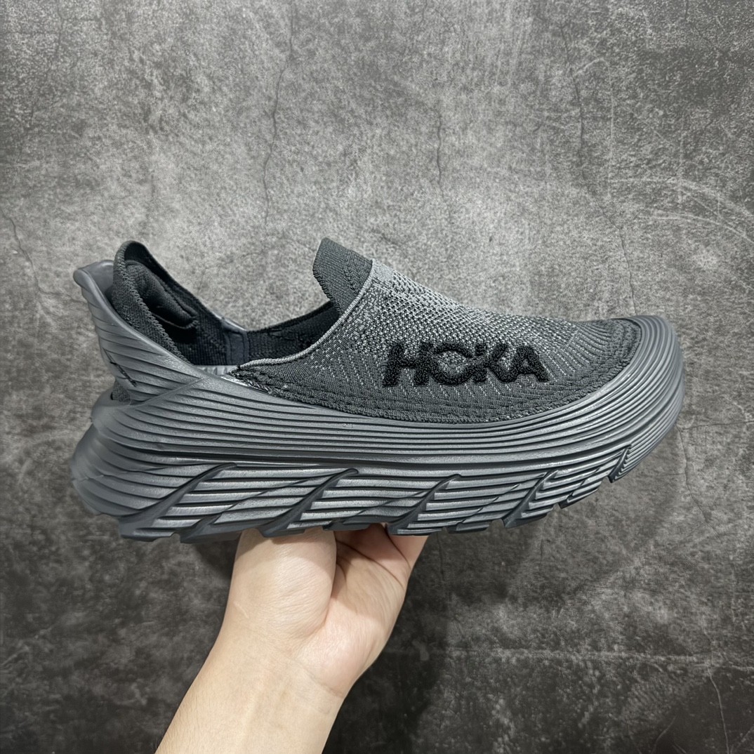 【纯原版】HOKA ONE ONE Restore TC 一脚蹬徒步舒适缓震运动鞋nn 继承了 HOKA ONE ONE®标志性的缓冲中底，兼具轻盈脚感和出众缓震。NEWOK本期为大家准备了两款各具特色HOKA ONE ONE Restore TC 鞋款，希望能为你的夏日穿搭提供更多灵感。鞋款鞋面采用弹性布料，鞋面透气舒适，日常穿搭舒适不磨脚。鞋款以弹性松紧织带取代传统鞋带设计，省事又省心，“一脚蹬”简直是最具懒人属性的球鞋，低调朴素又不失质感。重量不到百克，依旧是外形“笨拙”实则是轻巧、舒适与安全兼备的品牌固有打法。搭配上，无论是夏日短裤造型，还是搭配你的长袜，Restore TC 能够满足你的多种穿搭。舒适程度堪比众多大牌“老头乐”，鞋底的厚厚的泡沫鞋垫让你深陷其中！nSIZE：36 36.5 37.5 38 38.5 39 40 40.5 41 42 42.5 43 44 44.5 45 编码：NM270290-莆田鞋批发中心