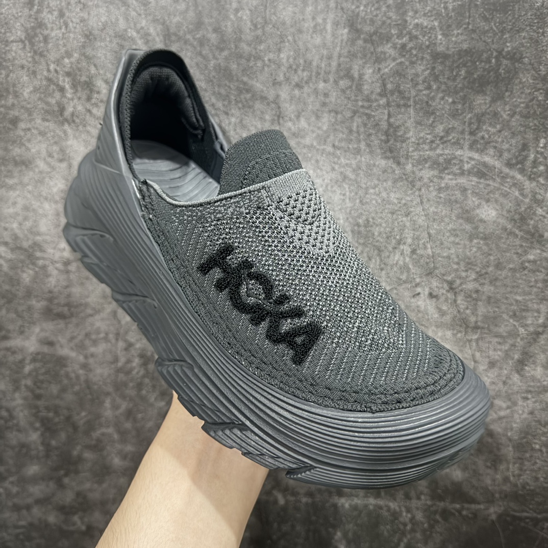 图片[3]-【纯原版】HOKA ONE ONE Restore TC 一脚蹬徒步舒适缓震运动鞋nn 继承了 HOKA ONE ONE®标志性的缓冲中底，兼具轻盈脚感和出众缓震。NEWOK本期为大家准备了两款各具特色HOKA ONE ONE Restore TC 鞋款，希望能为你的夏日穿搭提供更多灵感。鞋款鞋面采用弹性布料，鞋面透气舒适，日常穿搭舒适不磨脚。鞋款以弹性松紧织带取代传统鞋带设计，省事又省心，“一脚蹬”简直是最具懒人属性的球鞋，低调朴素又不失质感。重量不到百克，依旧是外形“笨拙”实则是轻巧、舒适与安全兼备的品牌固有打法。搭配上，无论是夏日短裤造型，还是搭配你的长袜，Restore TC 能够满足你的多种穿搭。舒适程度堪比众多大牌“老头乐”，鞋底的厚厚的泡沫鞋垫让你深陷其中！nSIZE：36 36.5 37.5 38 38.5 39 40 40.5 41 42 42.5 43 44 44.5 45 编码：NM270290-莆田鞋批发中心