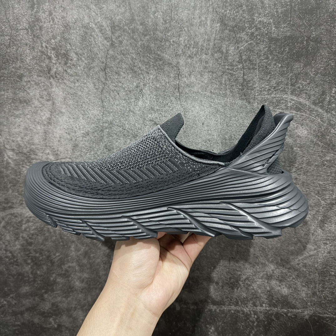 图片[2]-【纯原版】HOKA ONE ONE Restore TC 一脚蹬徒步舒适缓震运动鞋nn 继承了 HOKA ONE ONE®标志性的缓冲中底，兼具轻盈脚感和出众缓震。NEWOK本期为大家准备了两款各具特色HOKA ONE ONE Restore TC 鞋款，希望能为你的夏日穿搭提供更多灵感。鞋款鞋面采用弹性布料，鞋面透气舒适，日常穿搭舒适不磨脚。鞋款以弹性松紧织带取代传统鞋带设计，省事又省心，“一脚蹬”简直是最具懒人属性的球鞋，低调朴素又不失质感。重量不到百克，依旧是外形“笨拙”实则是轻巧、舒适与安全兼备的品牌固有打法。搭配上，无论是夏日短裤造型，还是搭配你的长袜，Restore TC 能够满足你的多种穿搭。舒适程度堪比众多大牌“老头乐”，鞋底的厚厚的泡沫鞋垫让你深陷其中！nSIZE：36 36.5 37.5 38 38.5 39 40 40.5 41 42 42.5 43 44 44.5 45 编码：NM270290-莆田鞋批发中心