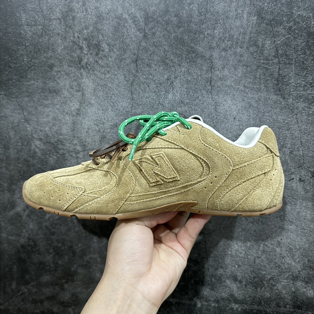 图片[2]-【莞产礼盒版】Miumiu x New Balance NB530 新百伦缪缪联名款复古运动鞋 全套原楦原纸板原厂数据开发原厂三文治网纱 原装进口羊皮加羊反绒正确绒感卡色正确中底拉帮中底纸板满印细节冲裁组合 匠心打造 耗时两个月开发完成工艺极其复杂难度可想而知 新开独立私模大底全网唯一正确私模大底 高端零售专供产物n这双变奏版本的530 SL 有着抢眼的双鞋带系统 以撞色的拼接感带出不同以往的风格 同时透过网眼面料与麂皮呈现复古质地 除了极为受到欢迎的棕色调之外 还推出了轻盈的裸白色系 而双方的联名徽标则展现在鞋舌以及内里衬底之上 搭配棉质和皮革的双重鞋带设计呈现出不俗的质感 此番的一大亮点就是将原来的ABZORB 鞋底更换为超薄外底 诠释Y2K风造型 鞋舌上的\”MiuMiu\”和\”NB\”Logo彰显联名身份 整双鞋带来浓浓的复古氛围  尺码：36-44 编码：ZX450480-鞋库