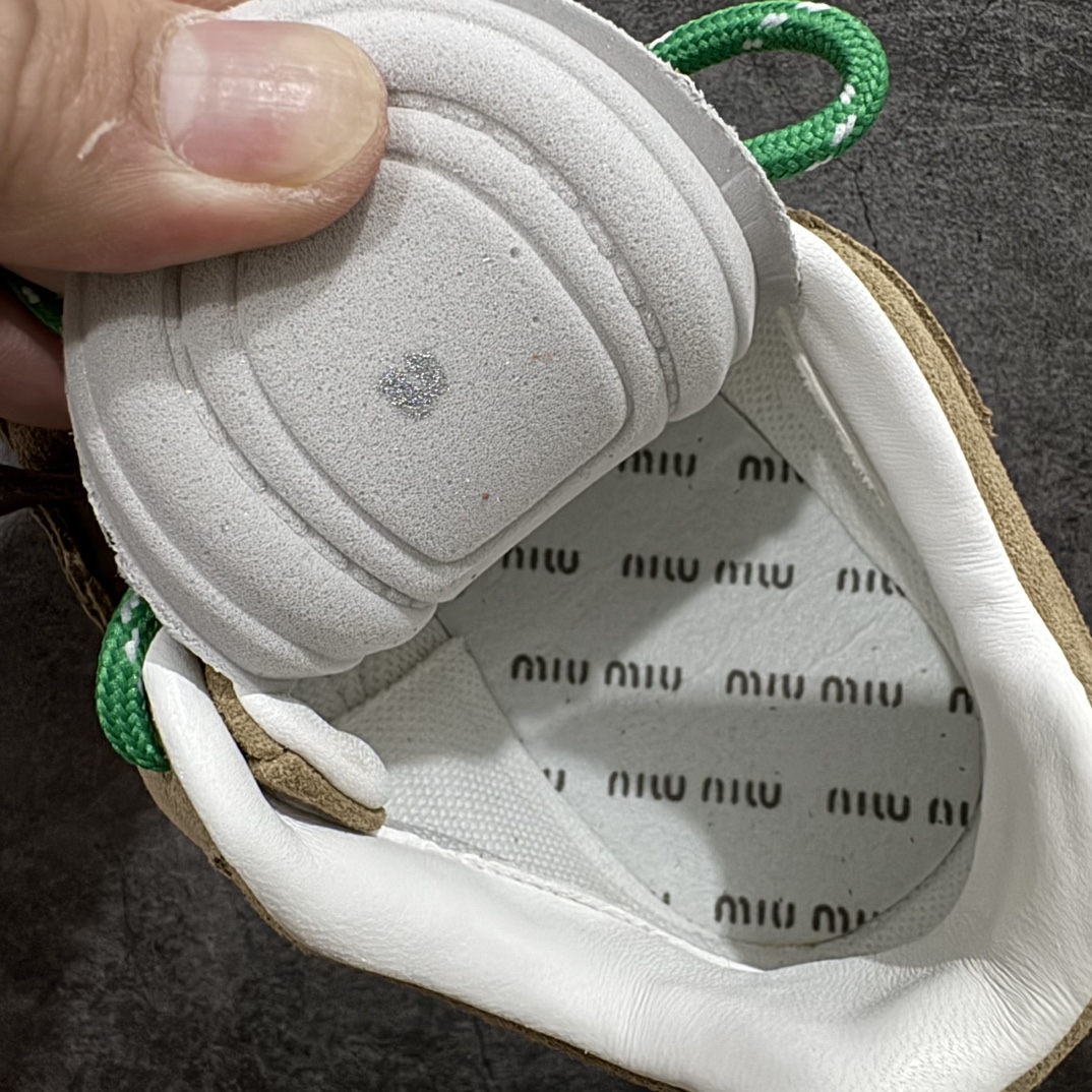 图片[9]-【莞产礼盒版】Miumiu x New Balance NB530 新百伦缪缪联名款复古运动鞋 全套原楦原纸板原厂数据开发原厂三文治网纱 原装进口羊皮加羊反绒正确绒感卡色正确中底拉帮中底纸板满印细节冲裁组合 匠心打造 耗时两个月开发完成工艺极其复杂难度可想而知 新开独立私模大底全网唯一正确私模大底 高端零售专供产物n这双变奏版本的530 SL 有着抢眼的双鞋带系统 以撞色的拼接感带出不同以往的风格 同时透过网眼面料与麂皮呈现复古质地 除了极为受到欢迎的棕色调之外 还推出了轻盈的裸白色系 而双方的联名徽标则展现在鞋舌以及内里衬底之上 搭配棉质和皮革的双重鞋带设计呈现出不俗的质感 此番的一大亮点就是将原来的ABZORB 鞋底更换为超薄外底 诠释Y2K风造型 鞋舌上的\”MiuMiu\”和\”NB\”Logo彰显联名身份 整双鞋带来浓浓的复古氛围  尺码：36-44 编码：ZX450480-莆田鞋批发中心