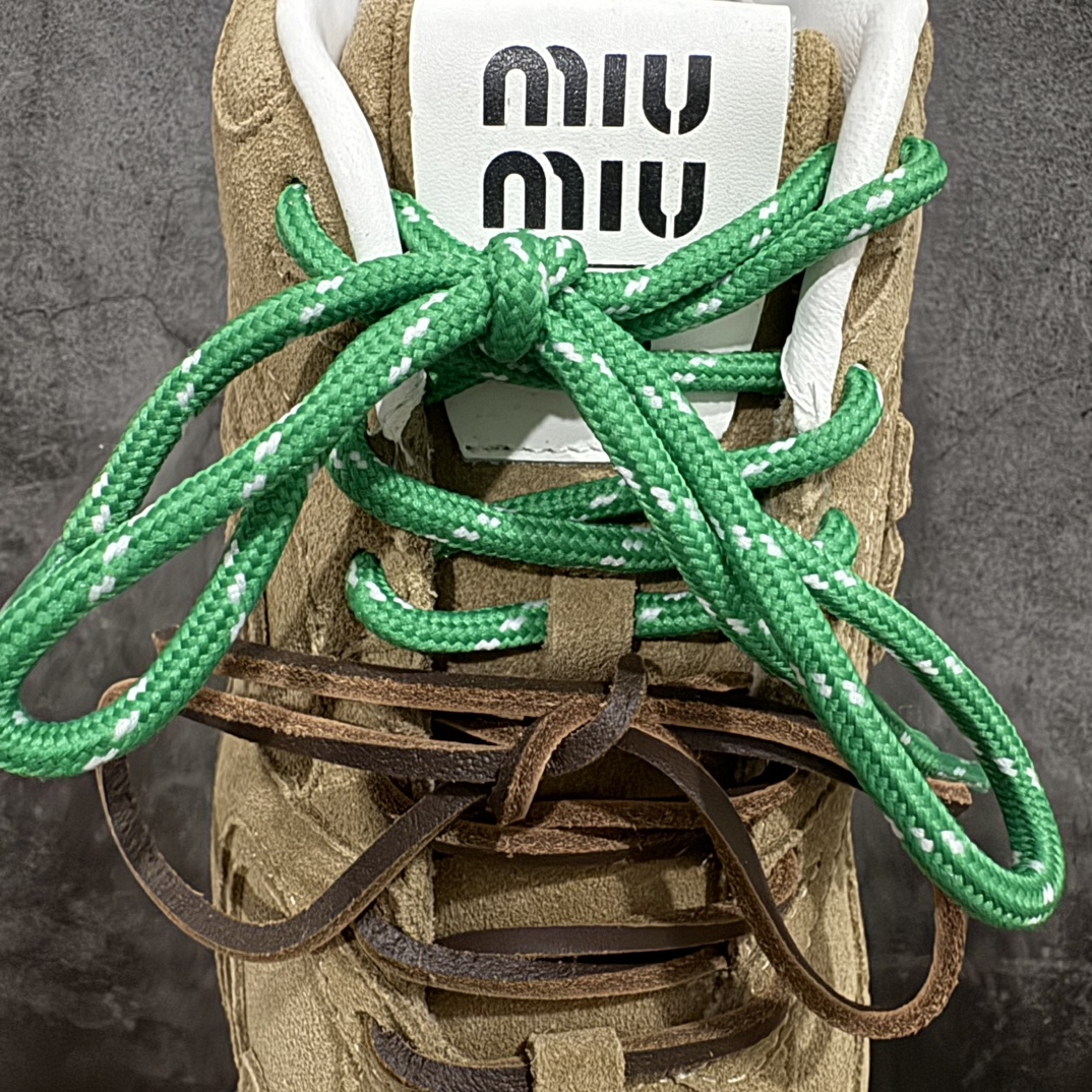 图片[5]-【莞产礼盒版】Miumiu x New Balance NB530 新百伦缪缪联名款复古运动鞋 全套原楦原纸板原厂数据开发原厂三文治网纱 原装进口羊皮加羊反绒正确绒感卡色正确中底拉帮中底纸板满印细节冲裁组合 匠心打造 耗时两个月开发完成工艺极其复杂难度可想而知 新开独立私模大底全网唯一正确私模大底 高端零售专供产物n这双变奏版本的530 SL 有着抢眼的双鞋带系统 以撞色的拼接感带出不同以往的风格 同时透过网眼面料与麂皮呈现复古质地 除了极为受到欢迎的棕色调之外 还推出了轻盈的裸白色系 而双方的联名徽标则展现在鞋舌以及内里衬底之上 搭配棉质和皮革的双重鞋带设计呈现出不俗的质感 此番的一大亮点就是将原来的ABZORB 鞋底更换为超薄外底 诠释Y2K风造型 鞋舌上的\”MiuMiu\”和\”NB\”Logo彰显联名身份 整双鞋带来浓浓的复古氛围  尺码：36-44 编码：ZX450480-鞋库