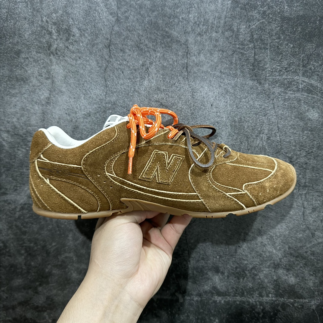 【莞产礼盒版】Miumiu x New Balance NB530 新百伦缪缪联名款复古运动鞋 全套原楦原纸板原厂数据开发原厂三文治网纱 原装进口羊皮加羊反绒正确绒感卡色正确中底拉帮中底纸板满印细节冲裁组合 匠心打造 耗时两个月开发完成工艺极其复杂难度可想而知 新开独立私模大底全网唯一正确私模大底 高端零售专供产物n这双变奏版本的530 SL 有着抢眼的双鞋带系统 以撞色的拼接感带出不同以往的风格 同时透过网眼面料与麂皮呈现复古质地 除了极为受到欢迎的棕色调之外 还推出了轻盈的裸白色系 而双方的联名徽标则展现在鞋舌以及内里衬底之上 搭配棉质和皮革的双重鞋带设计呈现出不俗的质感 此番的一大亮点就是将原来的ABZORB 鞋底更换为超薄外底 诠释Y2K风造型 鞋舌上的\”MiuMiu\”和\”NB\”Logo彰显联名身份 整双鞋带来浓浓的复古氛围  尺码：36-44 编码：ZX450480-鞋库