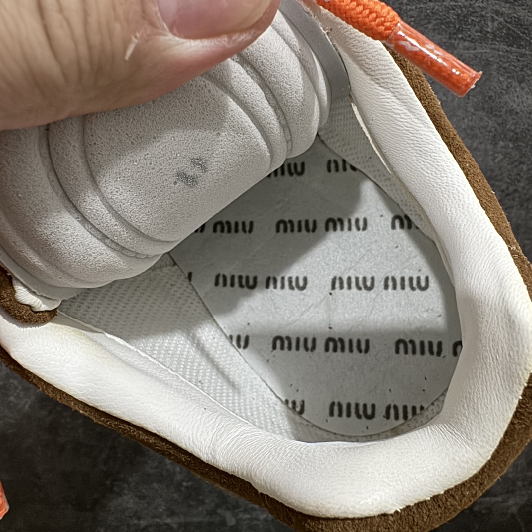 图片[9]-【莞产礼盒版】Miumiu x New Balance NB530 新百伦缪缪联名款复古运动鞋 全套原楦原纸板原厂数据开发原厂三文治网纱 原装进口羊皮加羊反绒正确绒感卡色正确中底拉帮中底纸板满印细节冲裁组合 匠心打造 耗时两个月开发完成工艺极其复杂难度可想而知 新开独立私模大底全网唯一正确私模大底 高端零售专供产物n这双变奏版本的530 SL 有着抢眼的双鞋带系统 以撞色的拼接感带出不同以往的风格 同时透过网眼面料与麂皮呈现复古质地 除了极为受到欢迎的棕色调之外 还推出了轻盈的裸白色系 而双方的联名徽标则展现在鞋舌以及内里衬底之上 搭配棉质和皮革的双重鞋带设计呈现出不俗的质感 此番的一大亮点就是将原来的ABZORB 鞋底更换为超薄外底 诠释Y2K风造型 鞋舌上的\”MiuMiu\”和\”NB\”Logo彰显联名身份 整双鞋带来浓浓的复古氛围  尺码：36-44 编码：ZX450480-鞋库