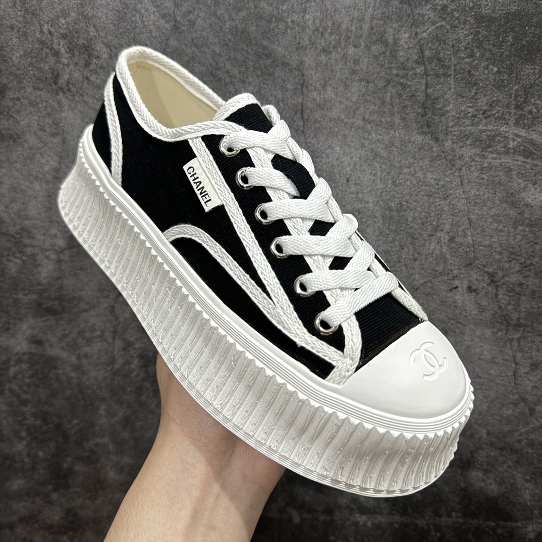 图片[3]-【广东纯原版本】香奈儿Chanel Creepers Canvas Mule Sneaker 饼干系列穆勒懒人一脚蹬厚底低帮帆布松糕休闲半拖板鞋“帆布黑白”nn女鞋广东原产n显腿长神器，高奢品牌n升级全套包装物及配件n采用全工艺透气纯棉帆布材质鞋面n拼接真皮及小羊皮乳胶脚垫n超轻IP一套模缓震大底❗️ 尺码：35-40 编码：KH250270-鞋库