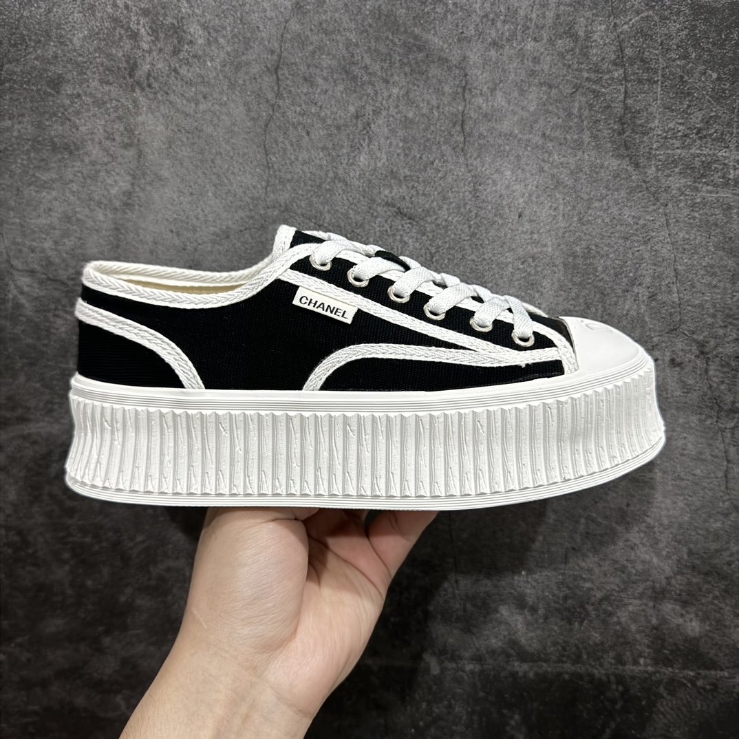 【广东纯原版本】香奈儿Chanel Creepers Canvas Mule Sneaker 饼干系列穆勒懒人一脚蹬厚底低帮帆布松糕休闲半拖板鞋“帆布黑白”nn女鞋广东原产n显腿长神器，高奢品牌n升级全套包装物及配件n采用全工艺透气纯棉帆布材质鞋面n拼接真皮及小羊皮乳胶脚垫n超轻IP一套模缓震大底❗️ 尺码：35-40 编码：KH250270-鞋库