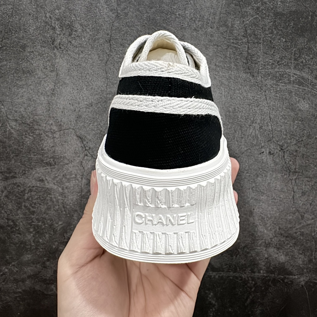 图片[4]-【广东纯原版本】香奈儿Chanel Creepers Canvas Mule Sneaker 饼干系列穆勒懒人一脚蹬厚底低帮帆布松糕休闲半拖板鞋“帆布黑白”nn女鞋广东原产n显腿长神器，高奢品牌n升级全套包装物及配件n采用全工艺透气纯棉帆布材质鞋面n拼接真皮及小羊皮乳胶脚垫n超轻IP一套模缓震大底❗️ 尺码：35-40 编码：KH250270-鞋库