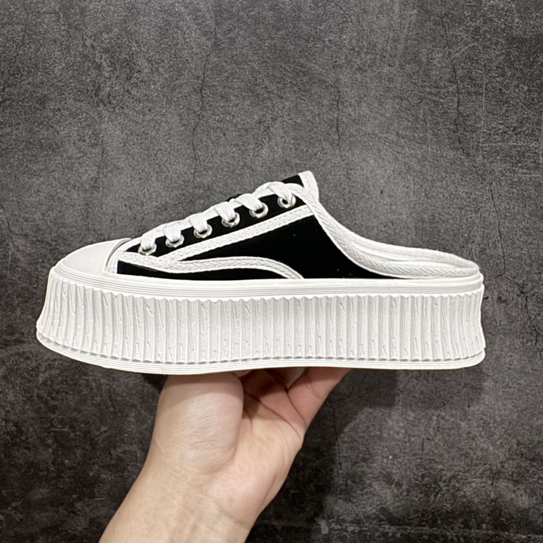 图片[2]-【广东纯原版本】香奈儿Chanel Creepers Canvas Mule Sneaker 饼干系列穆勒懒人一脚蹬厚底低帮帆布松糕休闲半拖板鞋“帆布黑白”nn女鞋广东原产n显腿长神器，高奢品牌n升级全套包装物及配件n采用全工艺透气纯棉帆布材质鞋面n拼接真皮及小羊皮乳胶脚垫n超轻IP一套模缓震大底❗️ 尺码：35-40 编码：KH250270-莆田鞋批发中心