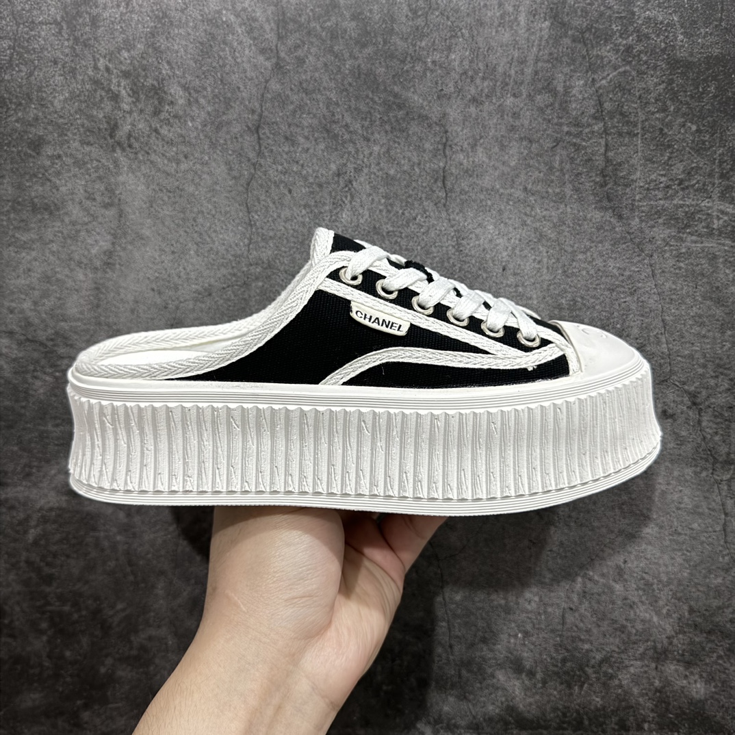 【广东纯原版本】香奈儿Chanel Creepers Canvas Mule Sneaker 饼干系列穆勒懒人一脚蹬厚底低帮帆布松糕休闲半拖板鞋“帆布黑白”nn女鞋广东原产n显腿长神器，高奢品牌n升级全套包装物及配件n采用全工艺透气纯棉帆布材质鞋面n拼接真皮及小羊皮乳胶脚垫n超轻IP一套模缓震大底❗️ 尺码：35-40 编码：KH250270-鞋库