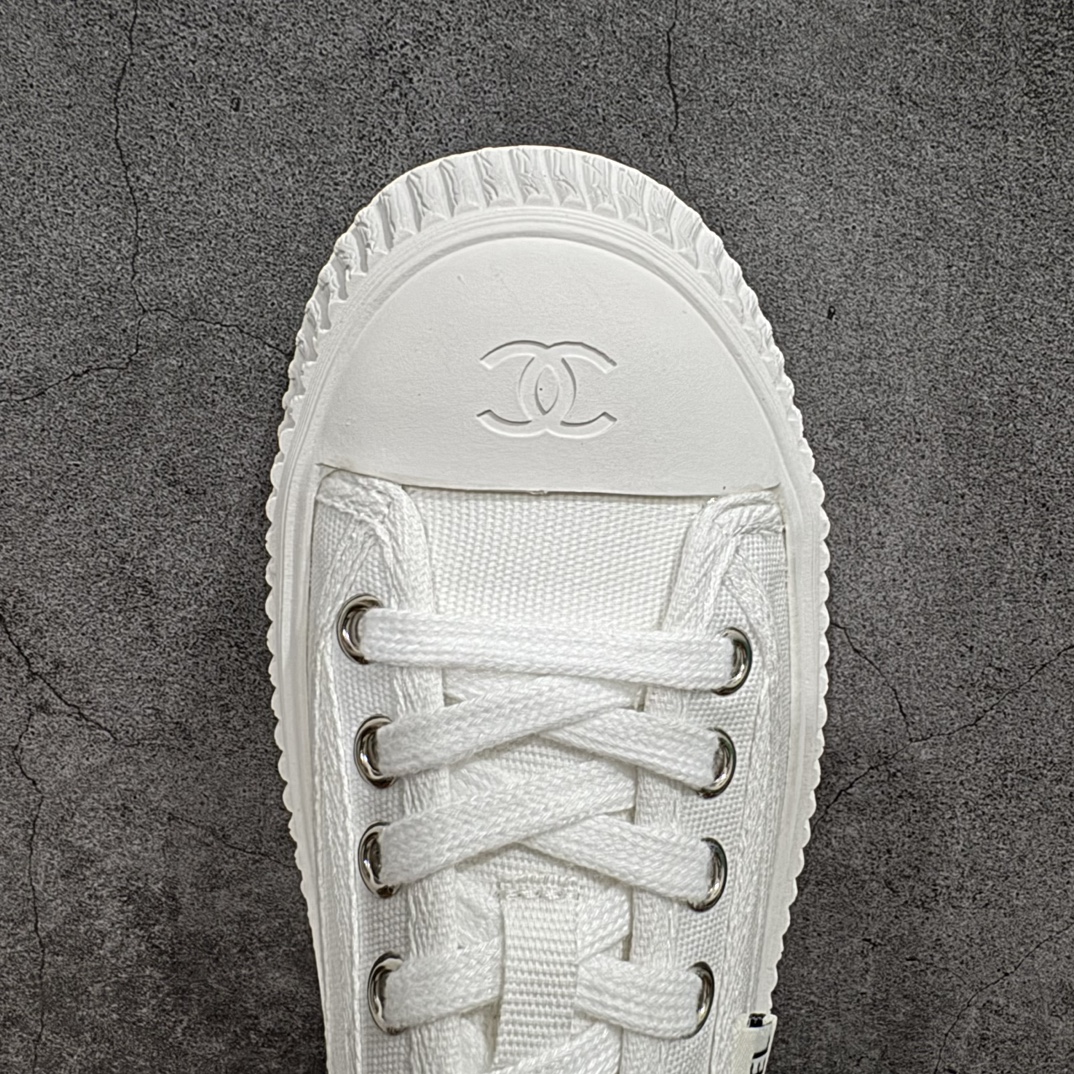 图片[5]-【广东纯原版本】香奈儿Chanel Creepers Canvas Mule Sneaker 饼干系列穆勒懒人一脚蹬厚底低帮帆布松糕休闲半拖板鞋“帆布白色”nn女鞋广东原产n显腿长神器，高奢品牌n升级全套包装物及配件n采用全工艺透气纯棉帆布材质鞋面n拼接真皮及小羊皮乳胶脚垫n超轻IP一套模缓震大底❗️ 尺码：35-40 编码：KH250270-莆田鞋批发中心