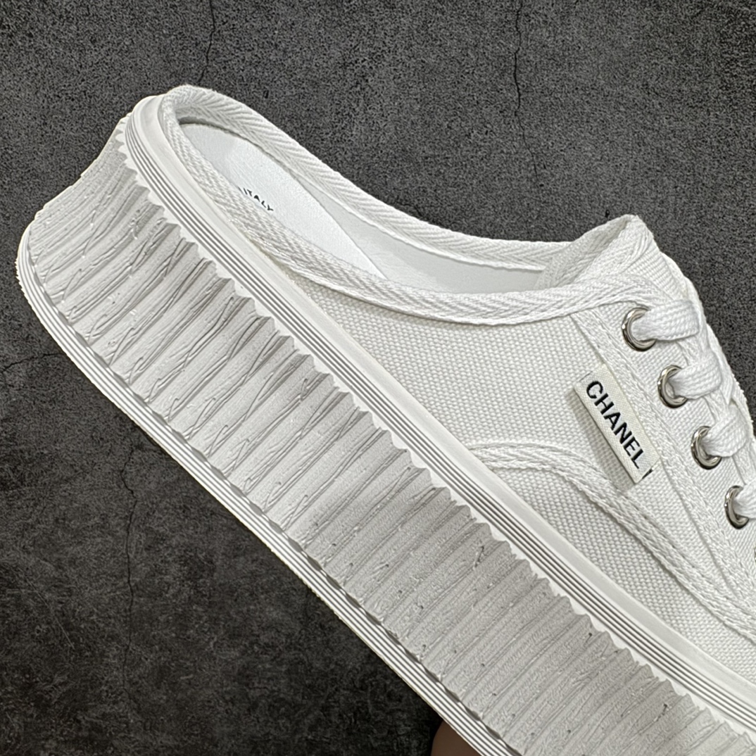 图片[7]-【广东纯原版本】香奈儿Chanel Creepers Canvas Mule Sneaker 饼干系列穆勒懒人一脚蹬厚底低帮帆布松糕休闲半拖板鞋“帆布白色”nn女鞋广东原产n显腿长神器，高奢品牌n升级全套包装物及配件n采用全工艺透气纯棉帆布材质鞋面n拼接真皮及小羊皮乳胶脚垫n超轻IP一套模缓震大底❗️ 尺码：35-40 编码：KH250270-莆田鞋批发中心