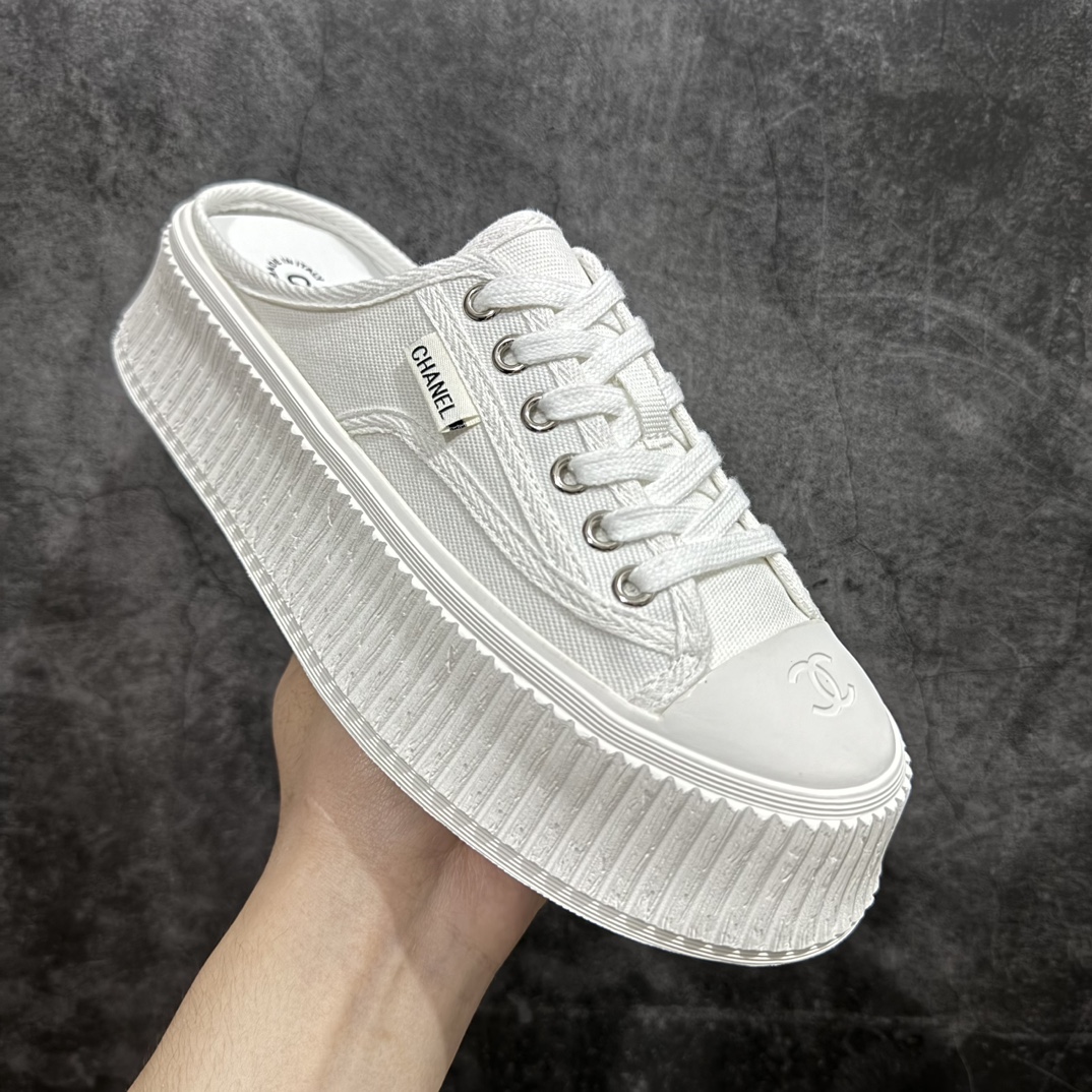 图片[3]-【广东纯原版本】香奈儿Chanel Creepers Canvas Mule Sneaker 饼干系列穆勒懒人一脚蹬厚底低帮帆布松糕休闲半拖板鞋“帆布白色”nn女鞋广东原产n显腿长神器，高奢品牌n升级全套包装物及配件n采用全工艺透气纯棉帆布材质鞋面n拼接真皮及小羊皮乳胶脚垫n超轻IP一套模缓震大底❗️ 尺码：35-40 编码：KH250270-莆田鞋批发中心