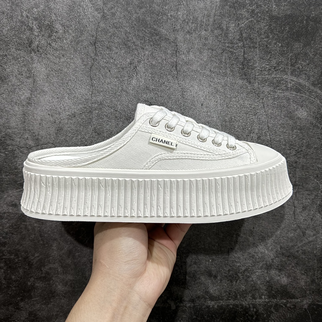 【广东纯原版本】香奈儿Chanel Creepers Canvas Mule Sneaker 饼干系列穆勒懒人一脚蹬厚底低帮帆布松糕休闲半拖板鞋“帆布白色”nn女鞋广东原产n显腿长神器，高奢品牌n升级全套包装物及配件n采用全工艺透气纯棉帆布材质鞋面n拼接真皮及小羊皮乳胶脚垫n超轻IP一套模缓震大底❗️ 尺码：35-40 编码：KH250270-鞋库