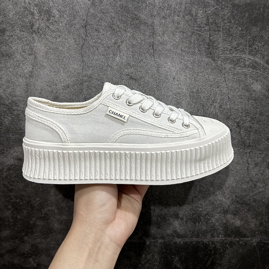 【广东纯原版本】香奈儿Chanel Creepers Canvas Mule Sneaker 饼干系列穆勒懒人一脚蹬厚底低帮帆布松糕休闲半拖板鞋“帆布白色”nn女鞋广东原产n显腿长神器，高奢品牌n升级全套包装物及配件n采用全工艺透气纯棉帆布材质鞋面n拼接真皮及小羊皮乳胶脚垫n超轻IP一套模缓震大底❗️ 尺码：35-40 编码：KH250270-莆田鞋批发中心