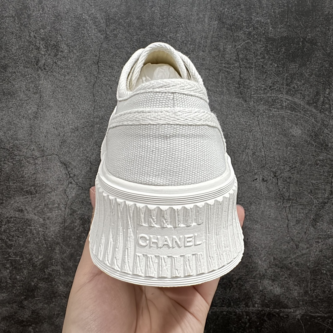 图片[4]-【广东纯原版本】香奈儿Chanel Creepers Canvas Mule Sneaker 饼干系列穆勒懒人一脚蹬厚底低帮帆布松糕休闲半拖板鞋“帆布白色”nn女鞋广东原产n显腿长神器，高奢品牌n升级全套包装物及配件n采用全工艺透气纯棉帆布材质鞋面n拼接真皮及小羊皮乳胶脚垫n超轻IP一套模缓震大底❗️ 尺码：35-40 编码：KH250270-鞋库