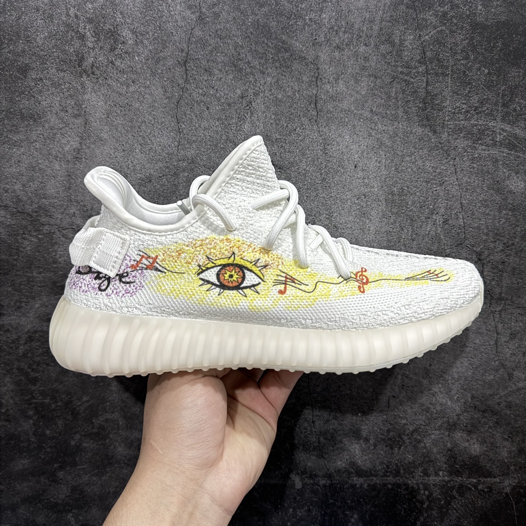 【DIY定制涂鸦】 白冰淇淋 涂鸦眼镜nYeezy boost 350v2 全白2.0涂鸦n巴斯夫纯原大厂出品 板型细节都是满配n得物在售款 细节一直 上脚与众不同 相当nice 尺码：36-47 编码：NM330370-鞋库