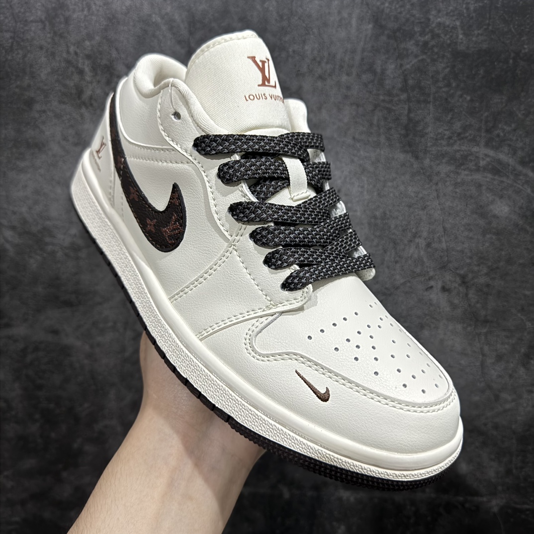 图片[3]-【定制版】LV x Air Jordan 1 Low 米白经典花勾n此款主张打破传统的工业化流水线设计限制，以Made by ideas的超级创意为理念，集结众多潮流设计师，结合时下最ing潮流风尚，为潮流爱好者打造彰品自我的专属潮品。同时尊重每个年轻人对于潮流的理解与选择，主张“让每个年轻人塑造自己的潮流”。 货号：WG8850-004Size：36 36.5 37.5 38 38.5 39 40 40.5 41 42 42.5 43 44 44.5 45 编码：HXS320340-鞋库