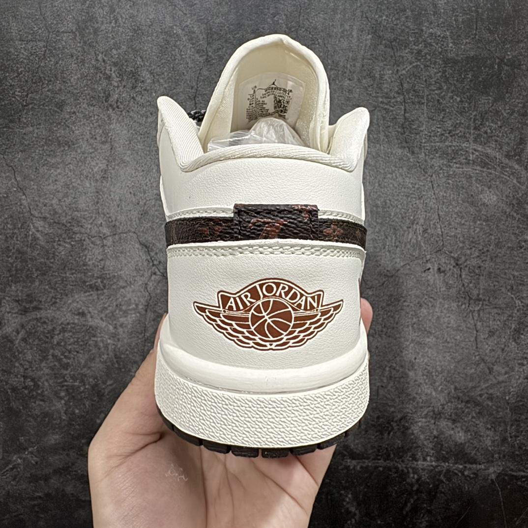 图片[4]-【定制版】LV x Air Jordan 1 Low 米白经典花勾n此款主张打破传统的工业化流水线设计限制，以Made by ideas的超级创意为理念，集结众多潮流设计师，结合时下最ing潮流风尚，为潮流爱好者打造彰品自我的专属潮品。同时尊重每个年轻人对于潮流的理解与选择，主张“让每个年轻人塑造自己的潮流”。 货号：WG8850-004Size：36 36.5 37.5 38 38.5 39 40 40.5 41 42 42.5 43 44 44.5 45 编码：HXS320340-鞋库