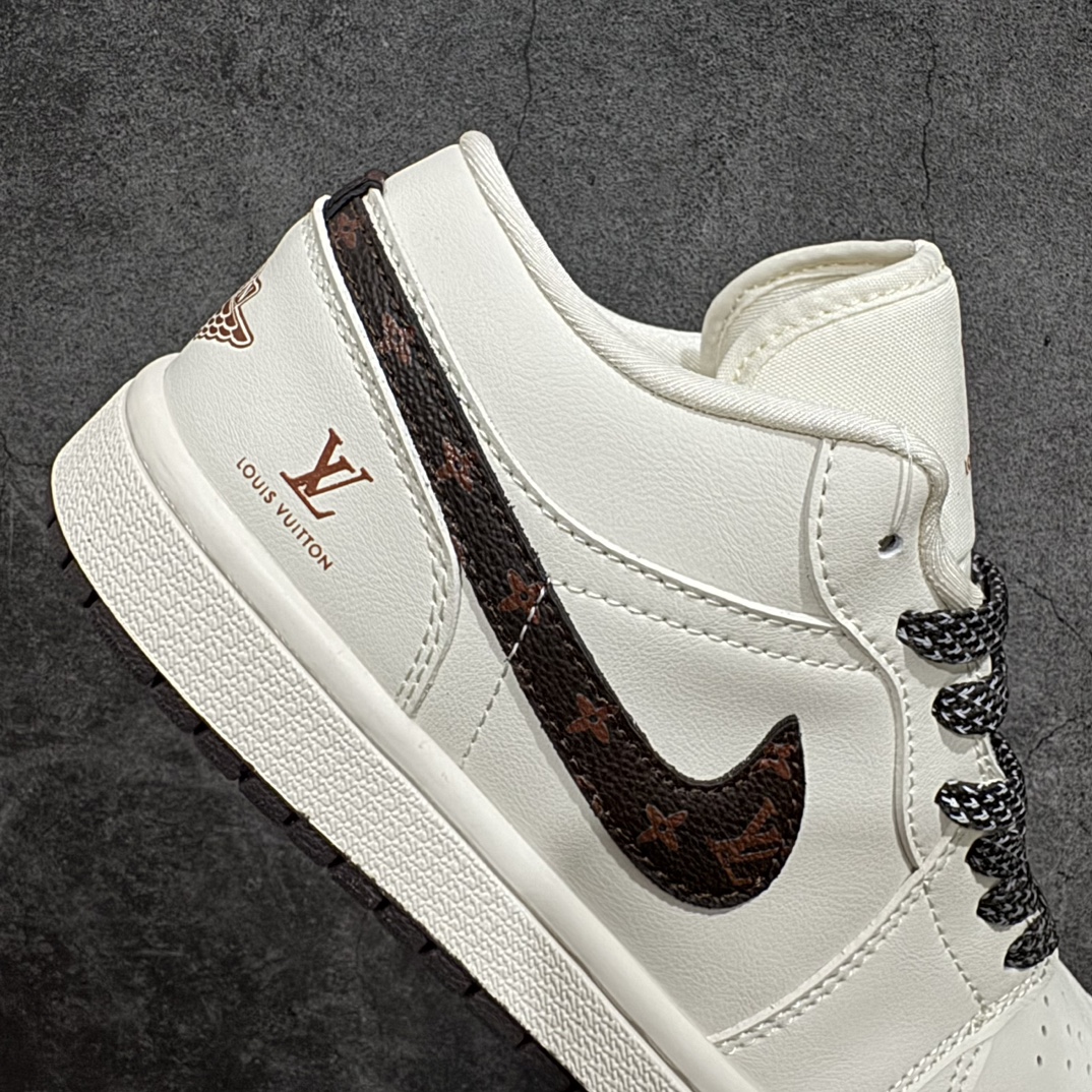 图片[7]-【定制版】LV x Air Jordan 1 Low 米白经典花勾n此款主张打破传统的工业化流水线设计限制，以Made by ideas的超级创意为理念，集结众多潮流设计师，结合时下最ing潮流风尚，为潮流爱好者打造彰品自我的专属潮品。同时尊重每个年轻人对于潮流的理解与选择，主张“让每个年轻人塑造自己的潮流”。 货号：WG8850-004Size：36 36.5 37.5 38 38.5 39 40 40.5 41 42 42.5 43 44 44.5 45 编码：HXS320340-鞋库