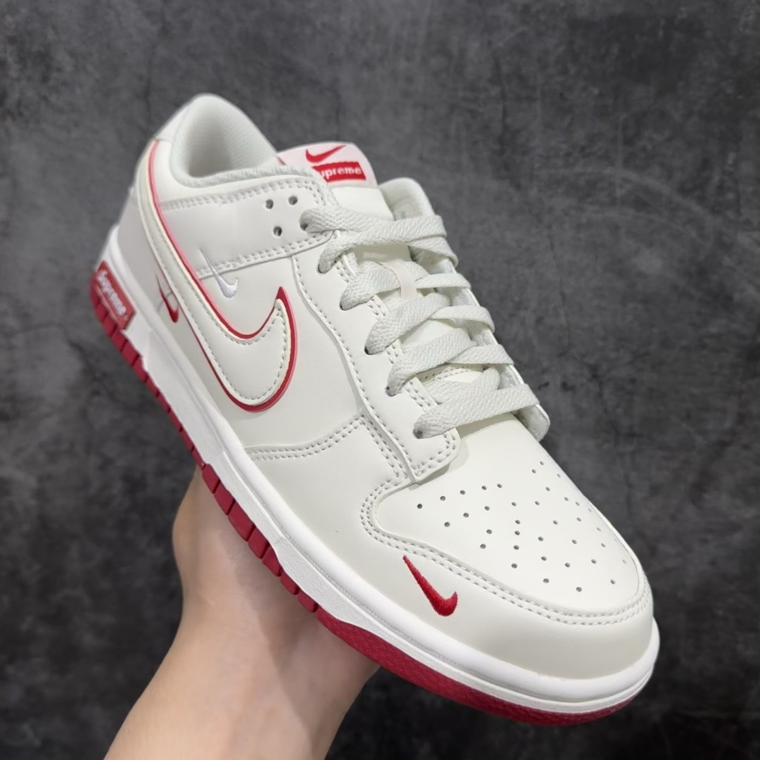 定制版SupremexNikeDunkSBLowSupx耐克SB低帮联名米红三勾鞋身以米白色作为主色调搭