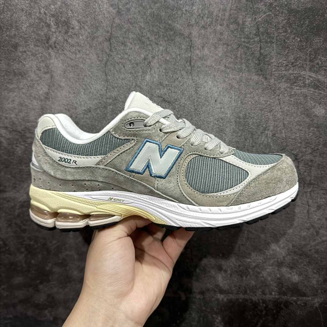 【小PF纯原】New Balance 2002R NB2002 男女休闲慢跑鞋 M2002RNAnn原pf纯原工厂出品n保留原有的版型 清洁度和品质n材料有微调整 价格更具性价比n日韩出口特供订单配套商长期套现长期补货 全新货品正常出厂触屏不到的单价 超级跑量款全套原楦原纸板原厂数据开发 进口三明治网面原装进口翻毛皮料正确绒感卡色 正确中底拉帮中底网布细节 采用轻质牛剖革拼接透气网眼衬垫织物鞋面材质 T-Beam大底提供足步弓支撑 保持步态稳定 后跟搭载外露缓震胶 鞋身整体以各种深浅不一的灰色覆盖 鞋头以淡蓝色调装饰 网眼衬垫通过不规律的色块实现做旧的美感 泛黄的鞋底更是进一步增添了复古气息  尺码：36 37 37.5 38 38.5 39.5 40 40.5 41.5 42 42.5 43 44 44.5 45 编码：NM240260-鞋库