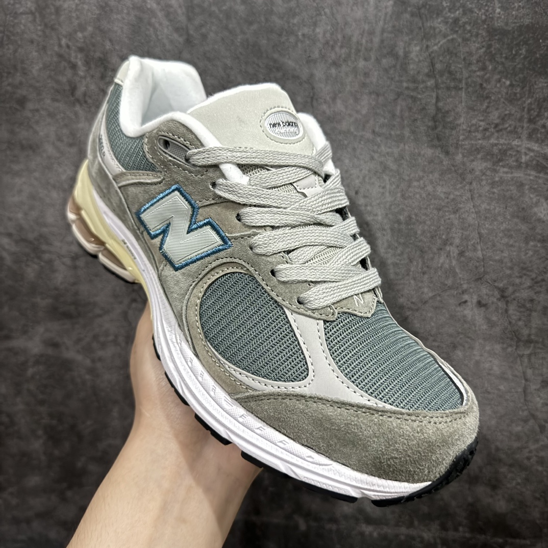 图片[3]-【小PF纯原】New Balance 2002R NB2002 男女休闲慢跑鞋 M2002RNAnn原pf纯原工厂出品n保留原有的版型 清洁度和品质n材料有微调整 价格更具性价比n日韩出口特供订单配套商长期套现长期补货 全新货品正常出厂触屏不到的单价 超级跑量款全套原楦原纸板原厂数据开发 进口三明治网面原装进口翻毛皮料正确绒感卡色 正确中底拉帮中底网布细节 采用轻质牛剖革拼接透气网眼衬垫织物鞋面材质 T-Beam大底提供足步弓支撑 保持步态稳定 后跟搭载外露缓震胶 鞋身整体以各种深浅不一的灰色覆盖 鞋头以淡蓝色调装饰 网眼衬垫通过不规律的色块实现做旧的美感 泛黄的鞋底更是进一步增添了复古气息  尺码：36 37 37.5 38 38.5 39.5 40 40.5 41.5 42 42.5 43 44 44.5 45 编码：NM240260-鞋库